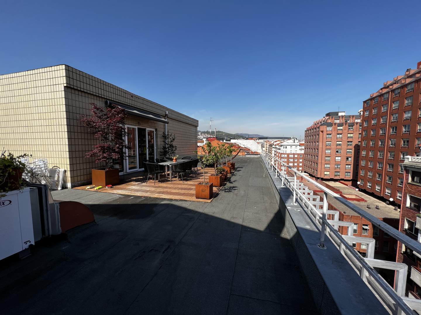 Alquila por horas Atico en edificio de oficinas con 500 m2 de terraza y vistas impresionantes