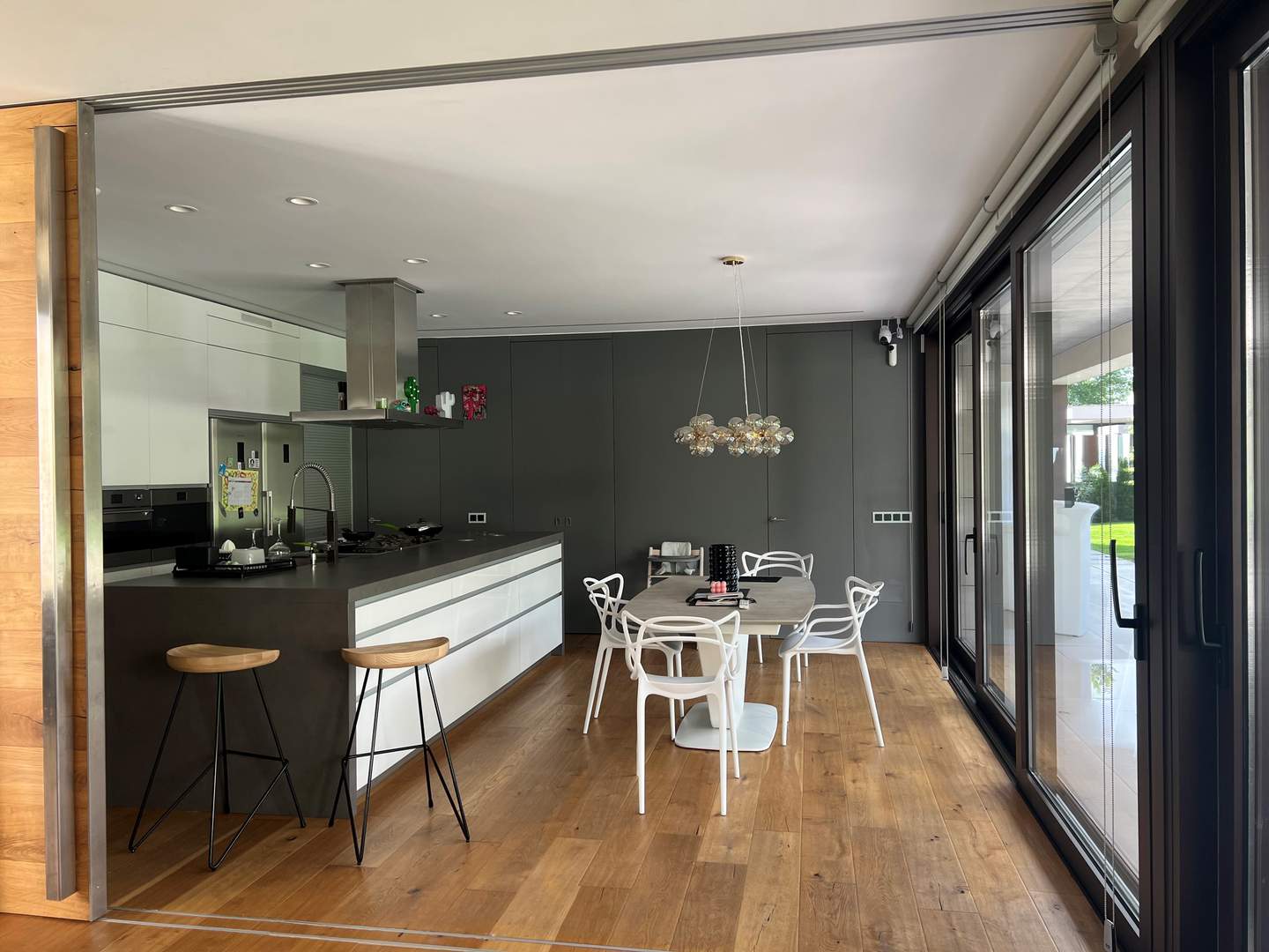Alquila por horas Vivienda unifamiliar estilo moderno con jardin, piscina y terrazas