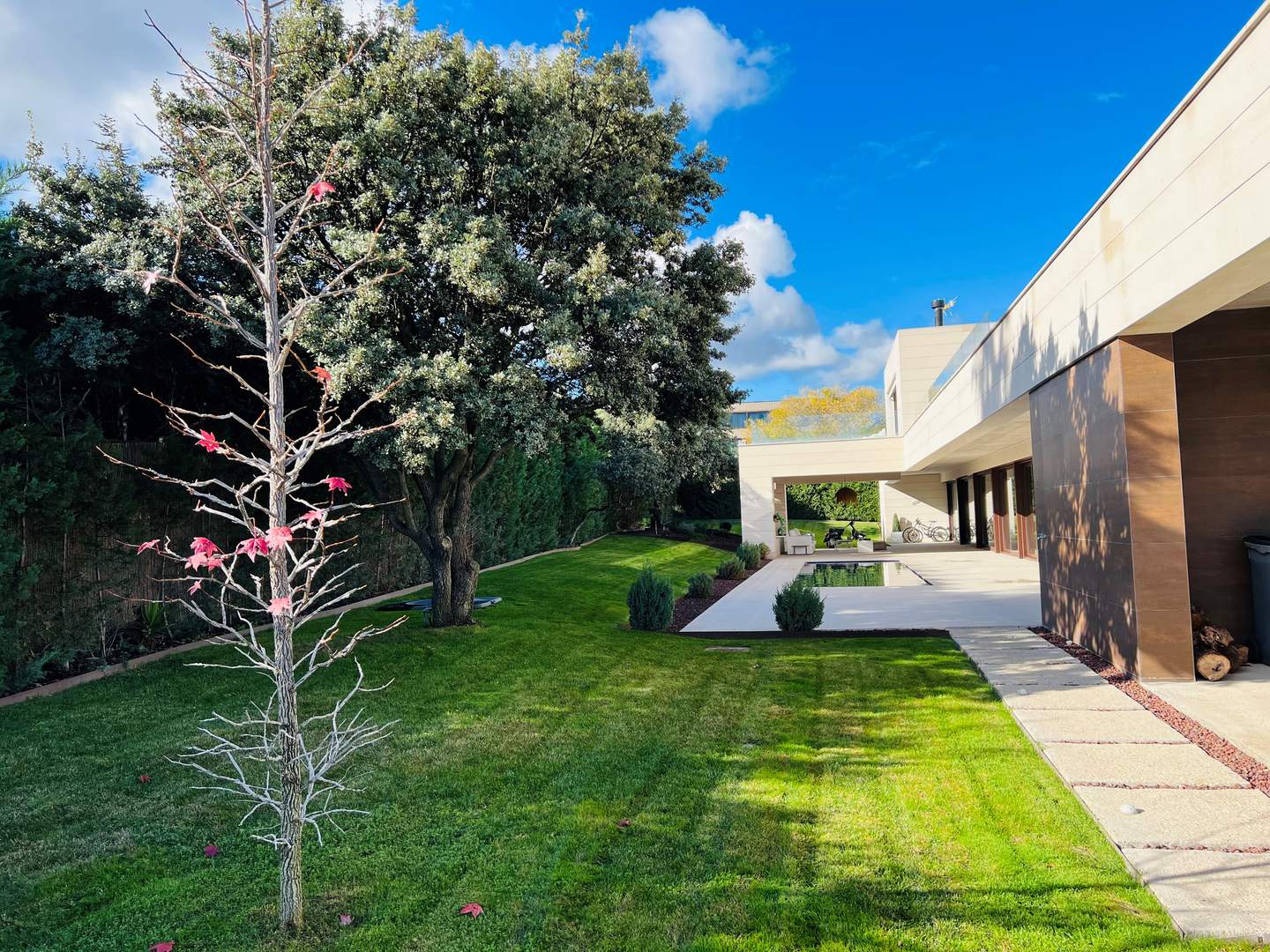 Alquila por horas Vivienda unifamiliar estilo moderno con jardin, piscina y terrazas