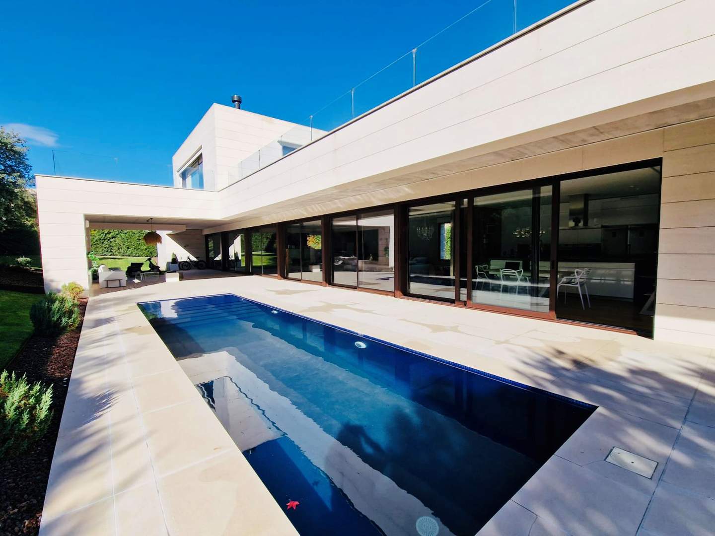 Alquila por horas Vivienda unifamiliar estilo moderno con jardin, piscina y terrazas