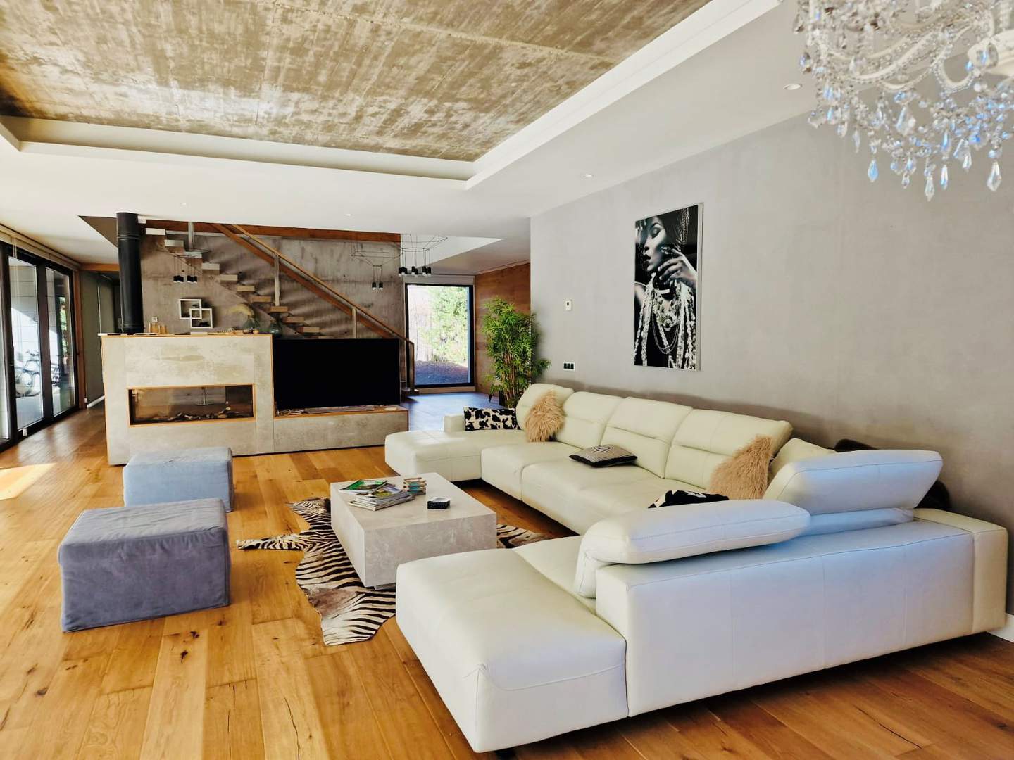 Alquila por horas Vivienda unifamiliar estilo moderno con jardin, piscina y terrazas