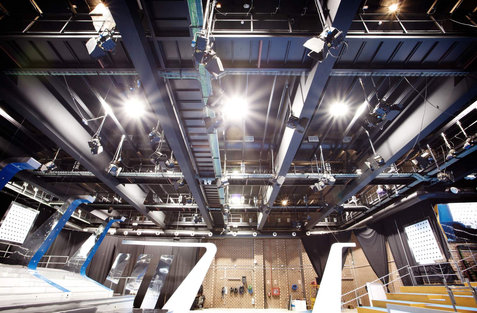 Alquila por horas Plató de 1000 m2 para Producciones Audiovisuales