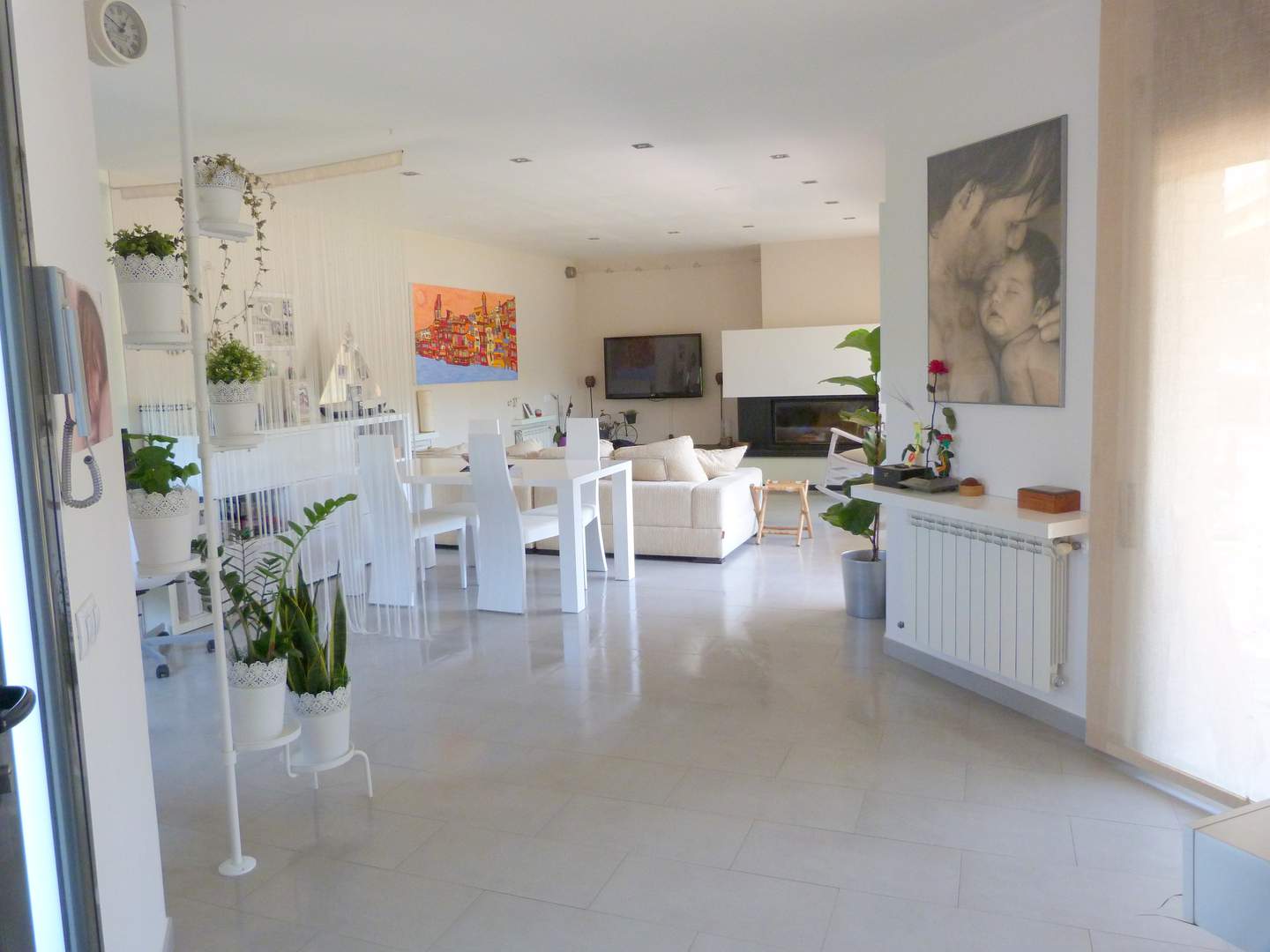 Alquila por horas Vivienda unifamiliar de obra vista estilo moderno.
