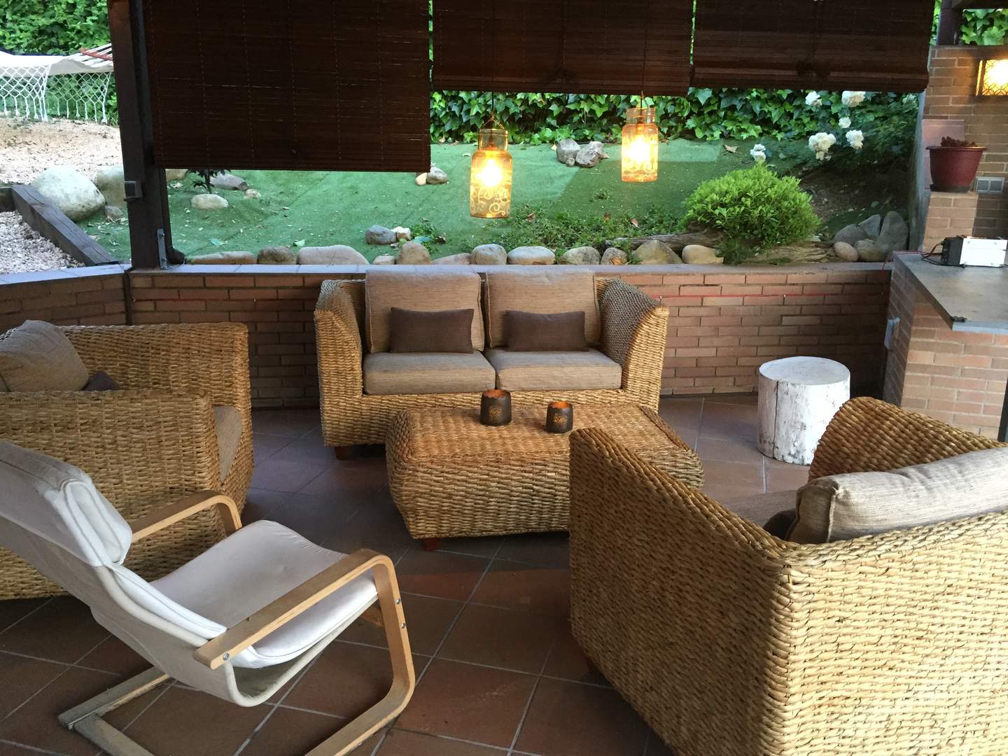 Alquila por horas Vivienda unifamiliar de obra vista estilo moderno.