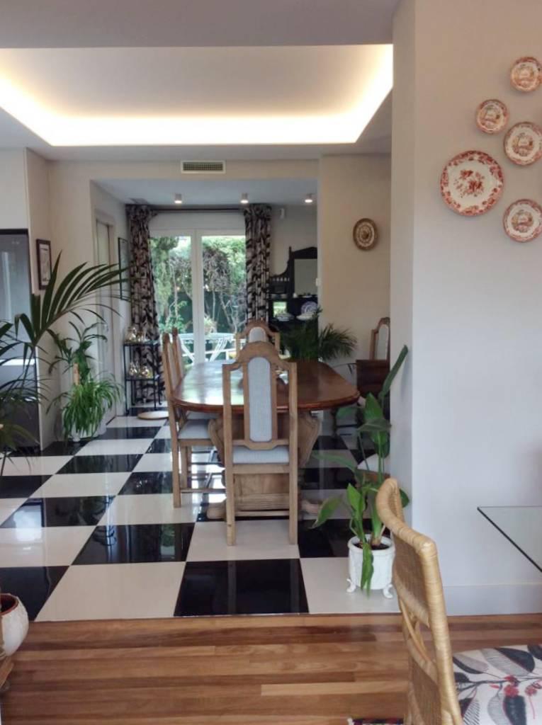 Alquila por horas Chalet unifamiliar con jardín y piscina