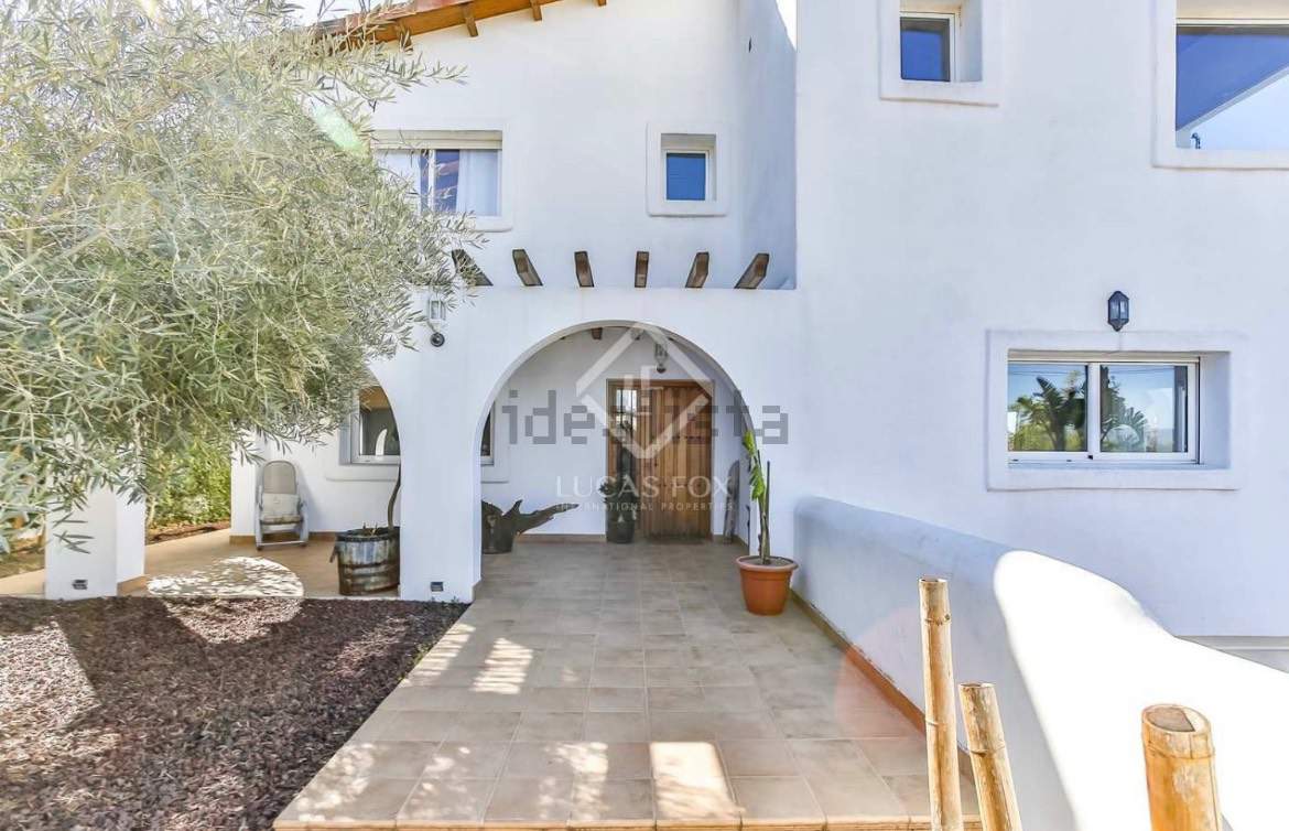 Alquila por horas Vivienda unifamiliar estilo ibicenco