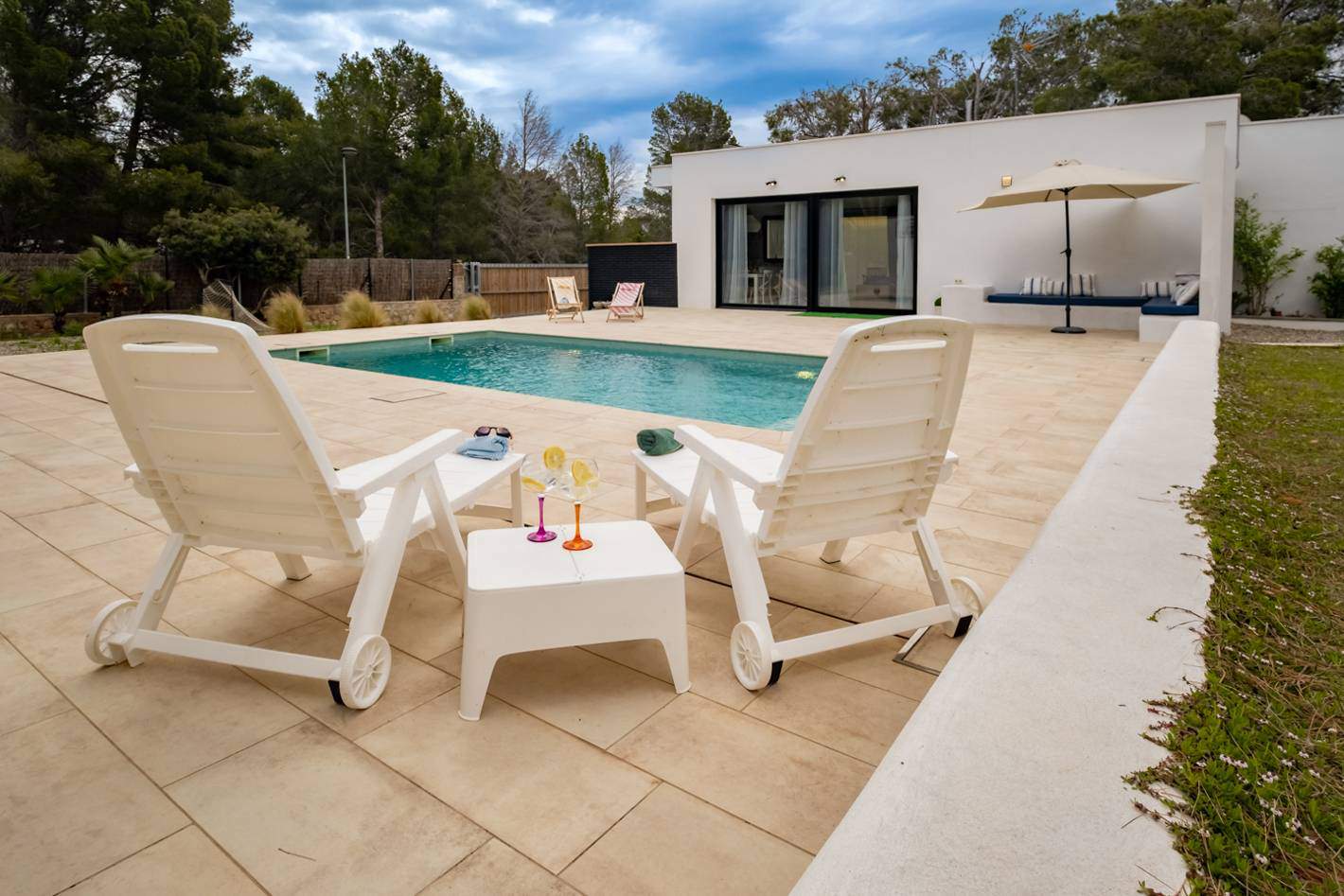 Alquila por horas Villa con piscina privada, zona ajardinada, barbacoa