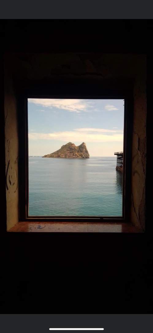 Alquila por horas Antigua estación de tren al borde del mar con vistas a un antiguo cargadero de hierro