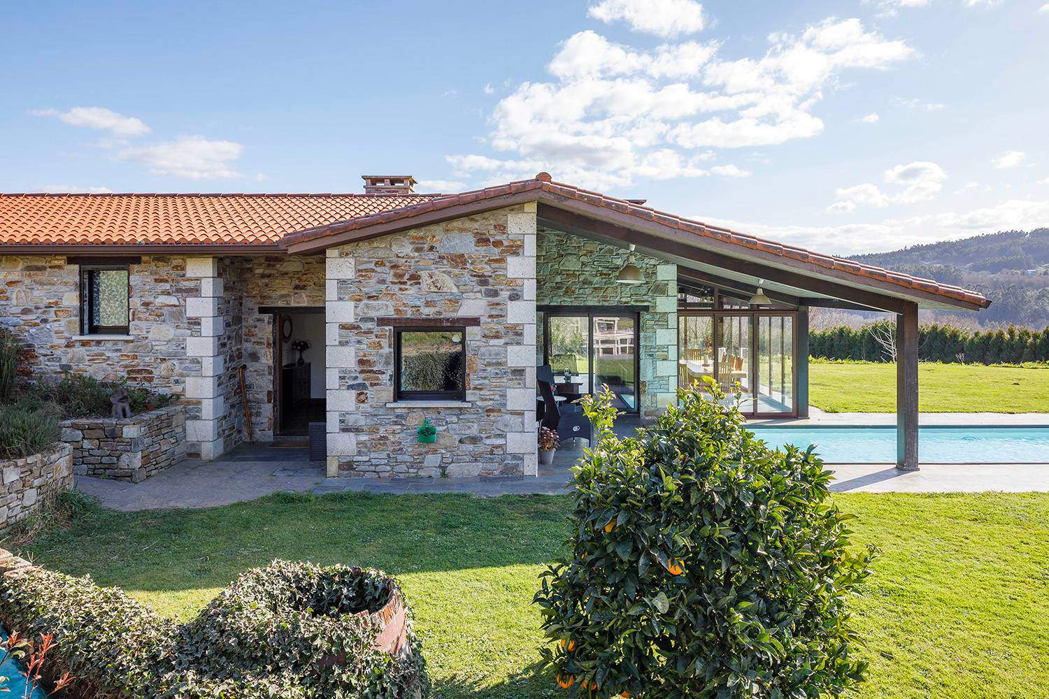 Alquila por horas Vivienda de piedra moderna con piscina y vistas al valle