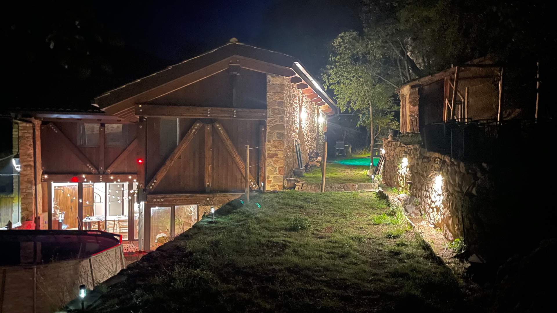 Alquila por horas Vivienda rustica de montaña con diversos espacios de exterior 