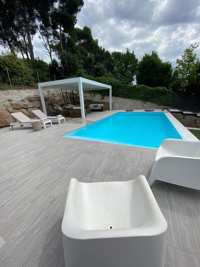 Alquila por horas Vivienda a 4 vientos con jardín ideal para anuncios y rodaje de series o películas 