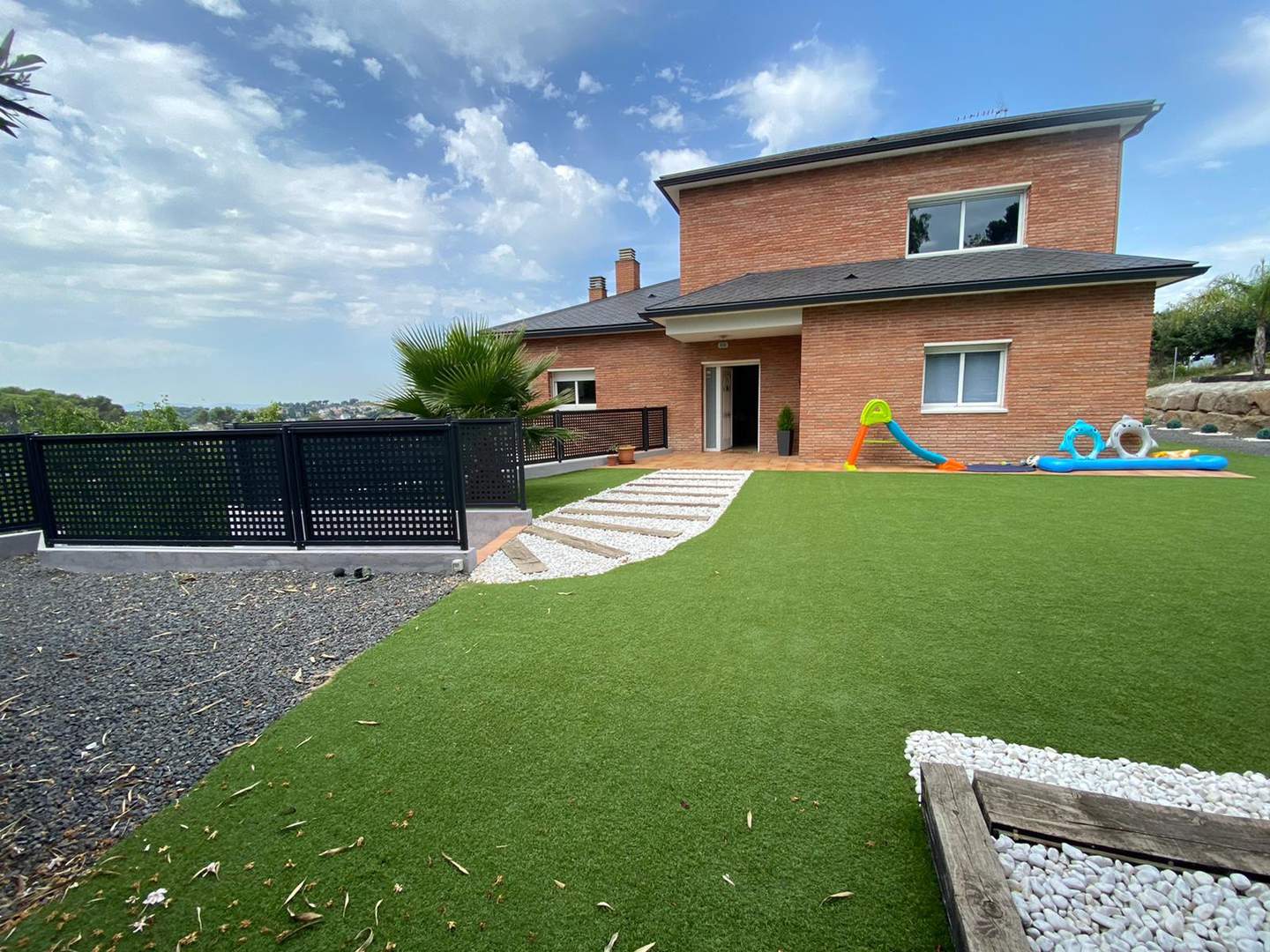 Alquila por horas Vivienda a 4 vientos con jardín ideal para anuncios y rodaje de series o películas 