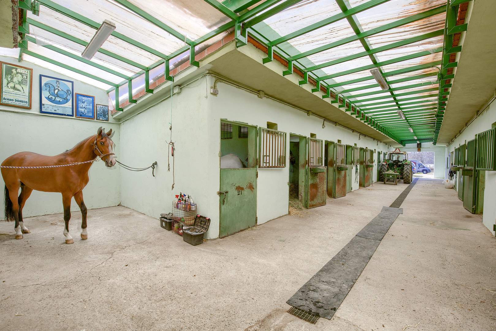 Alquila por horas Nave con hípica y rancho para caballos