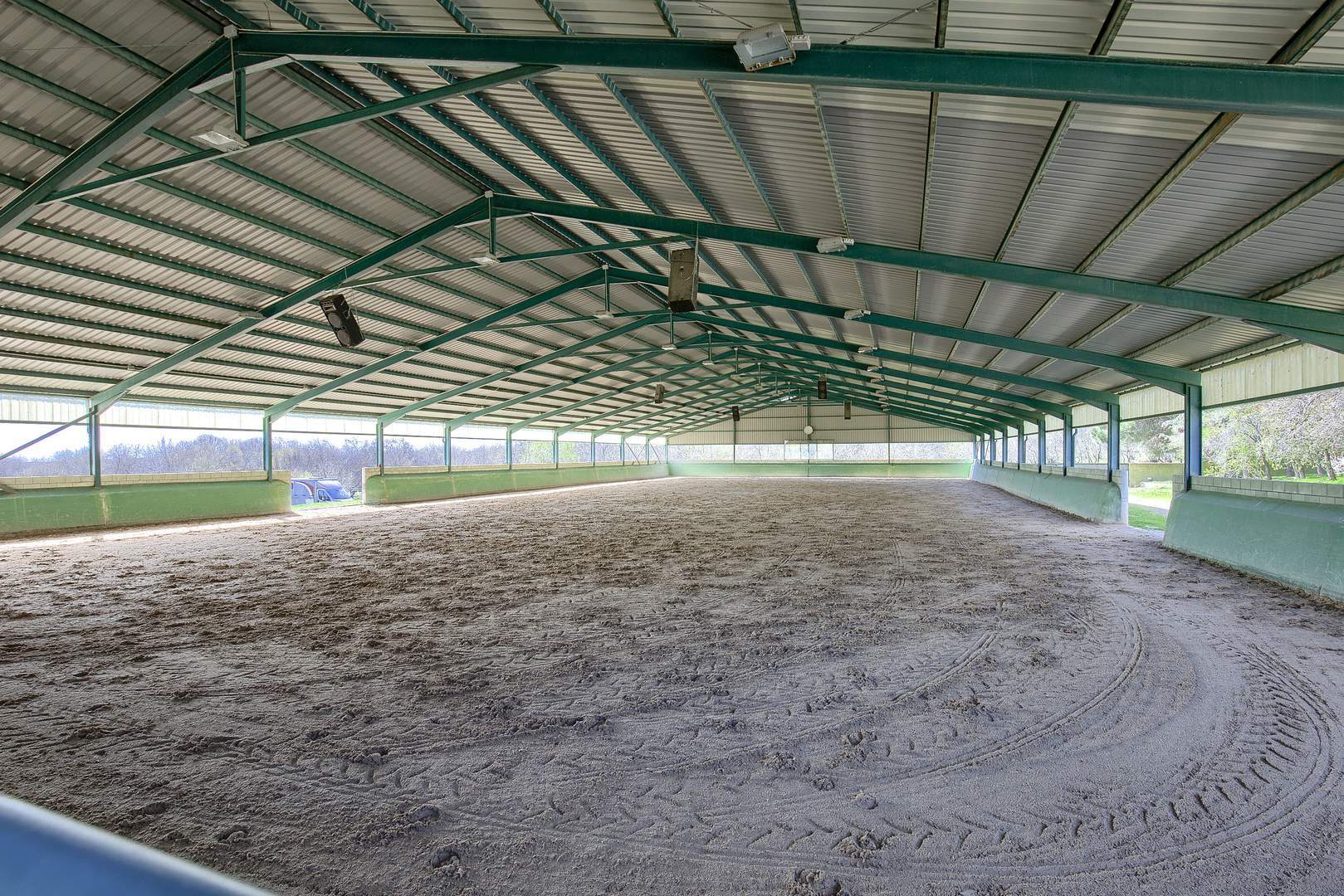Alquila por horas Nave con hípica y rancho para caballos