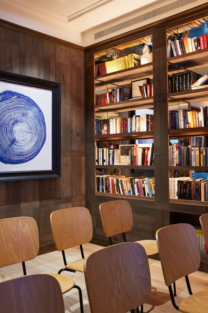 Alquila por horas Sala de reuniones dentro de una biblioteca con sistema de doble proyección para reuniones y eventos.