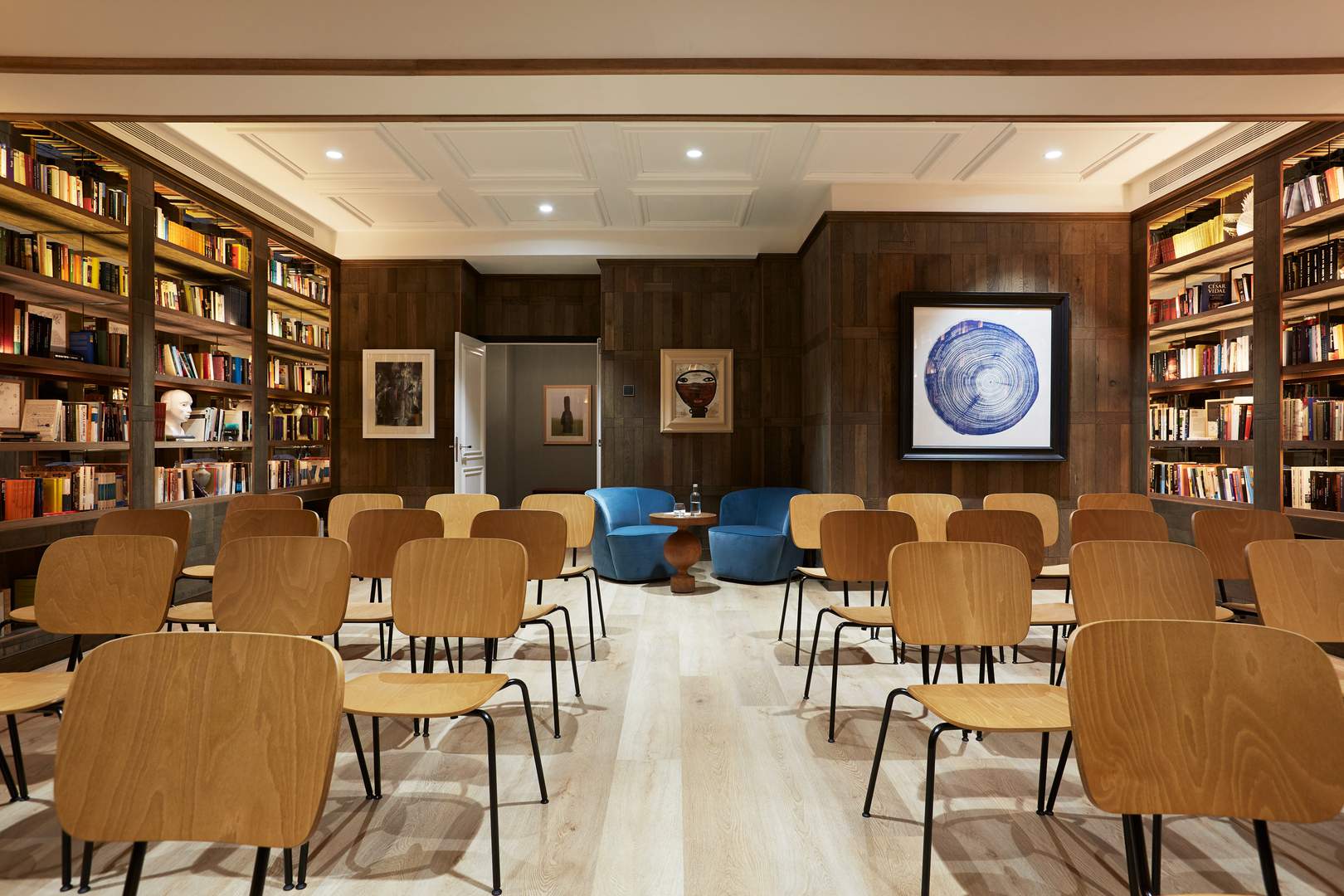 Alquila por horas Sala de reuniones dentro de una biblioteca con sistema de doble proyección para reuniones y eventos.