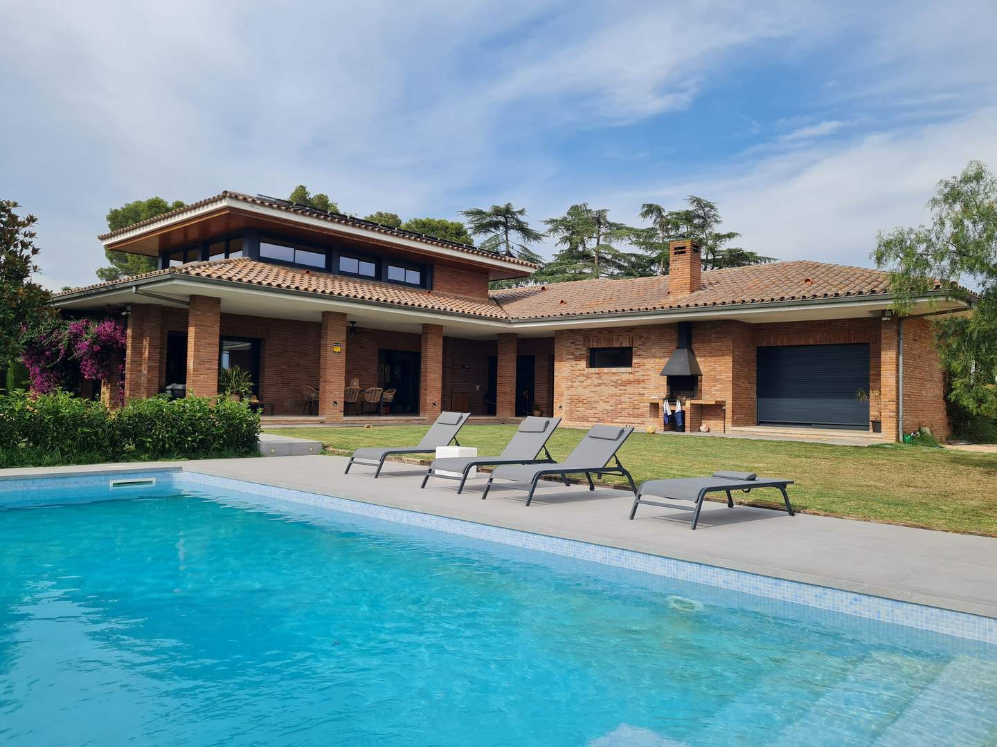 Alquila por horas Chalet de estilo tradicional de ladrillo visto con jardín y piscina