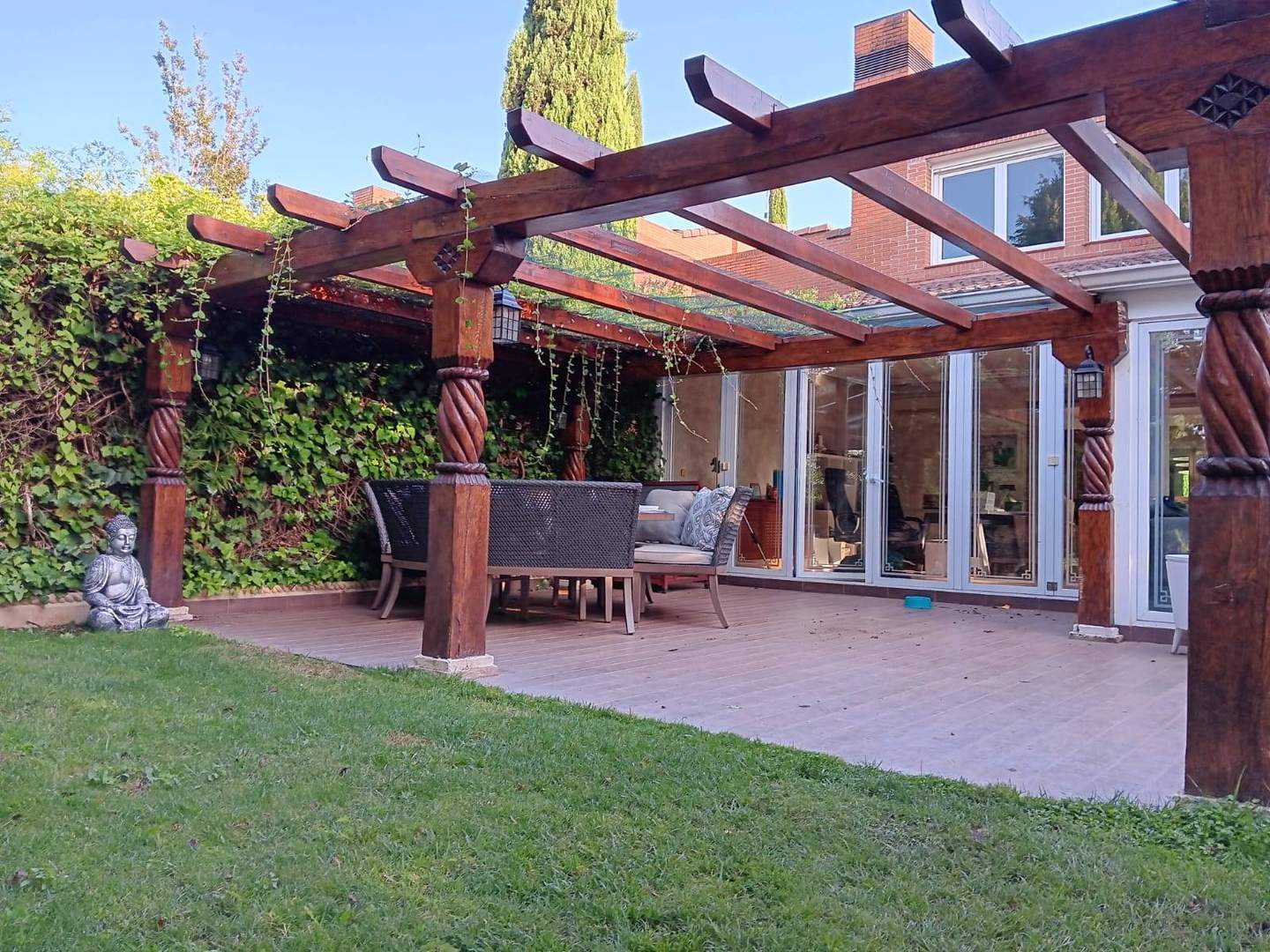 Alquila por horas Vivienda unifamiliar con jardines en zona exclusiva
