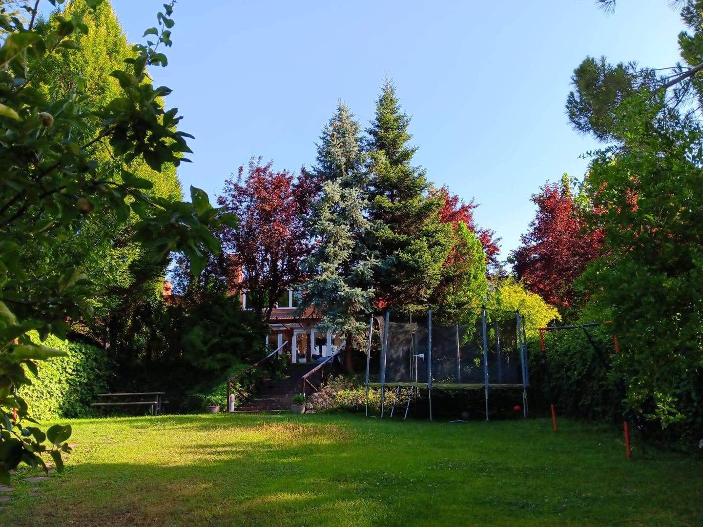 Alquila por horas Vivienda unifamiliar con jardines en zona exclusiva