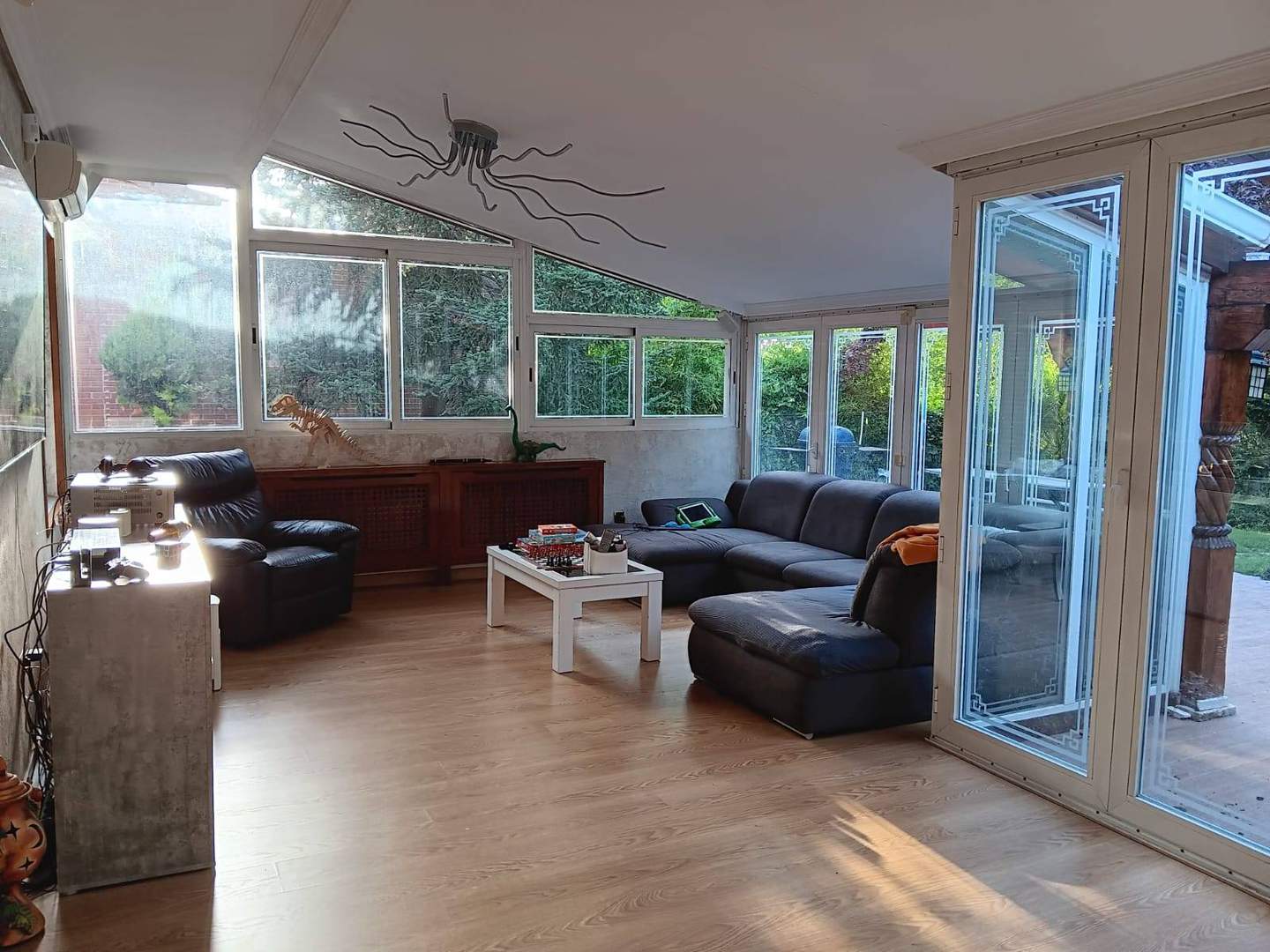 Alquila por horas Vivienda unifamiliar con jardines en zona exclusiva
