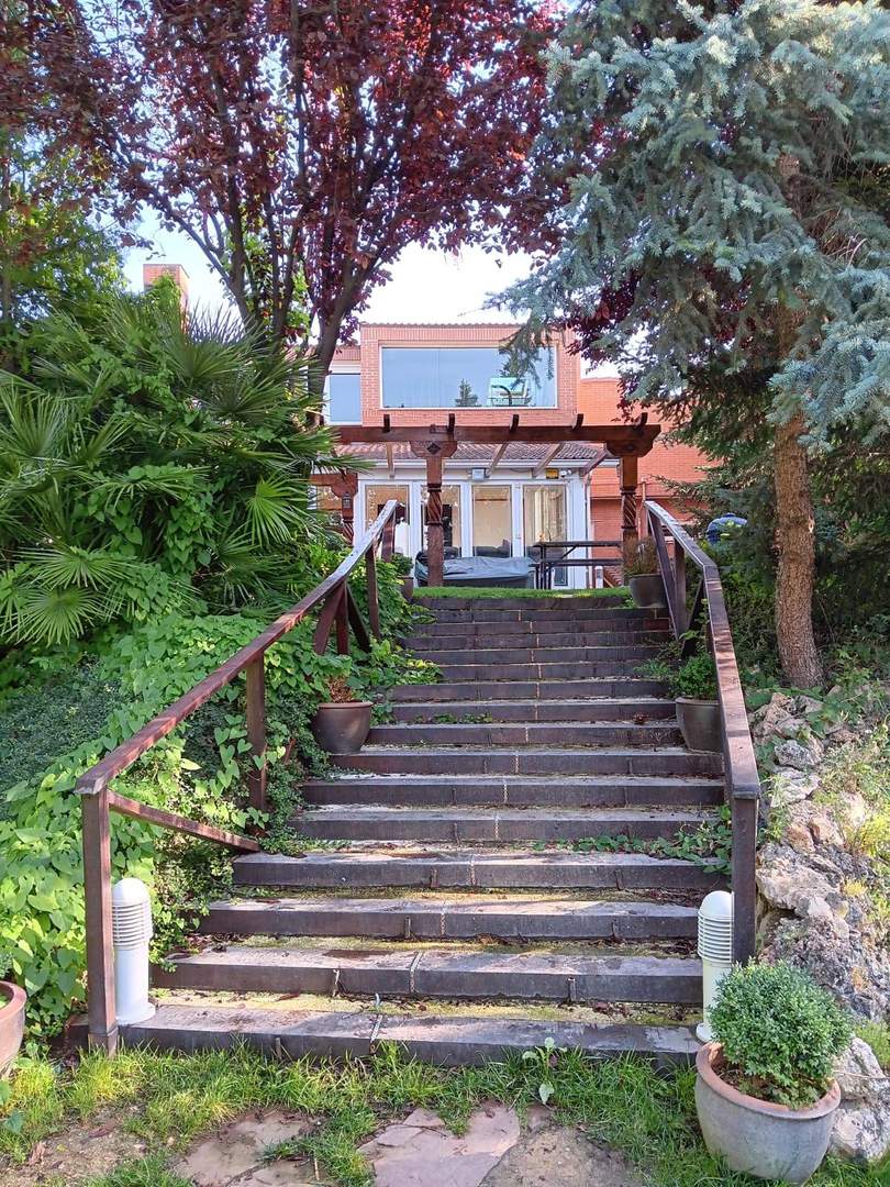 Alquila por horas Vivienda unifamiliar con jardines en zona exclusiva