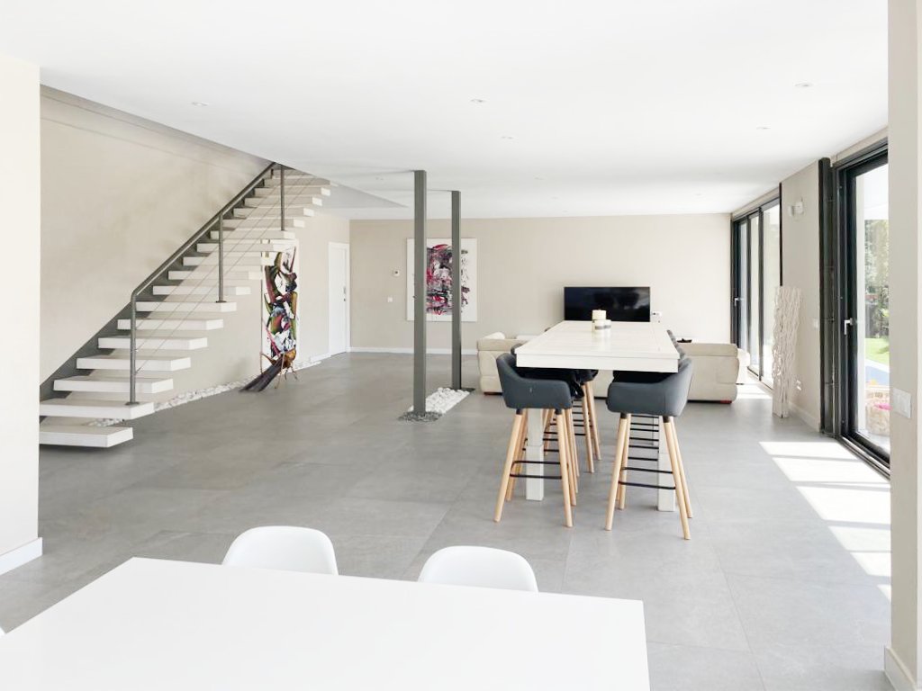 Alquila por horas Casa de diseño y piscina infinity con amplio jardín