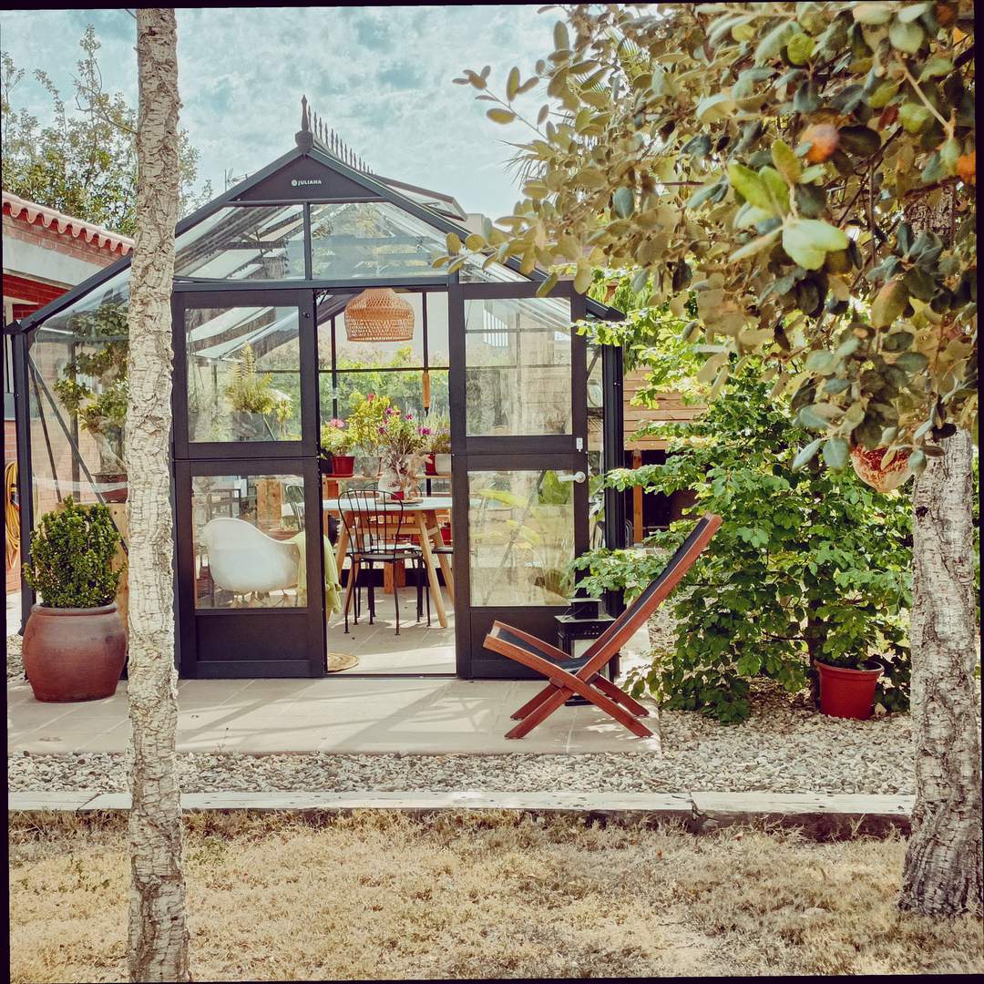 Alquila por horas Invernadero con flores y libros