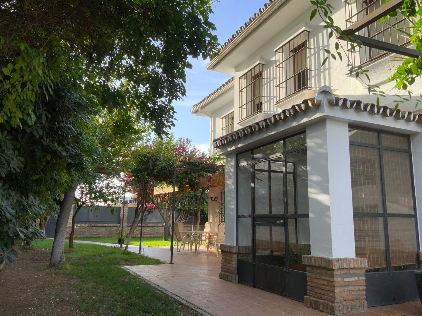 Alquila por horas Chalet familiar con piscina y jardín en “el barrio de los americanos”