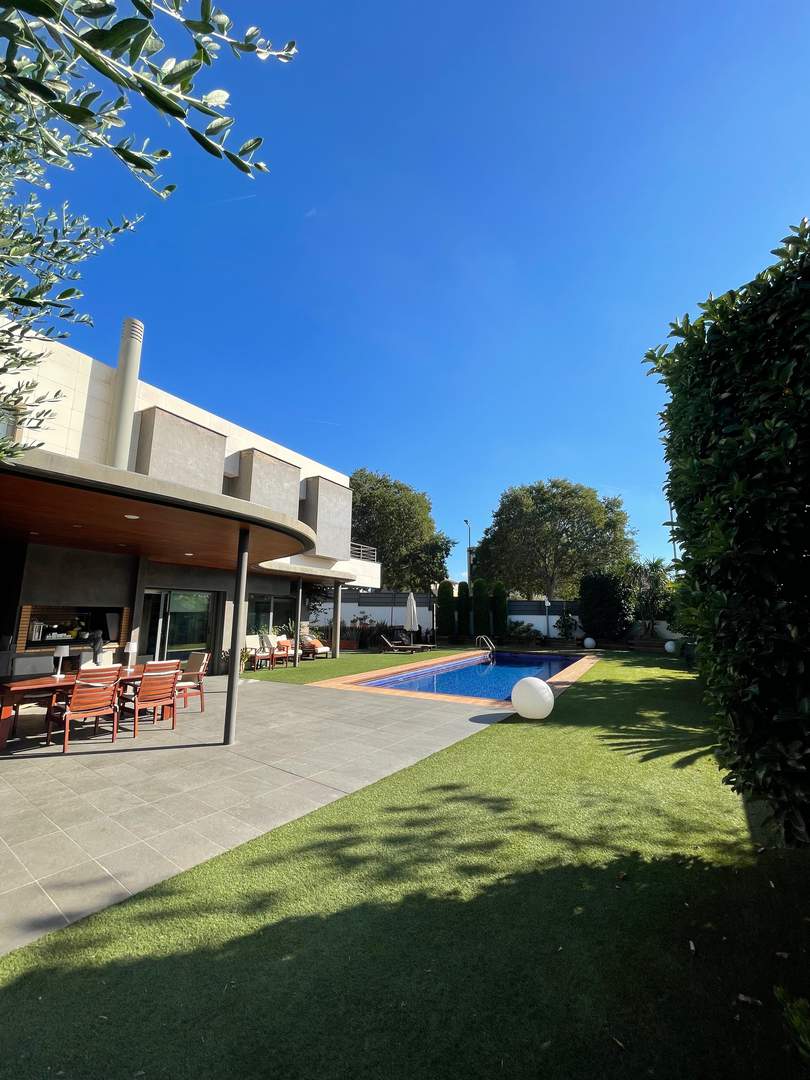 Alquila por horas Vivienda unifamiliar de estilo moderno