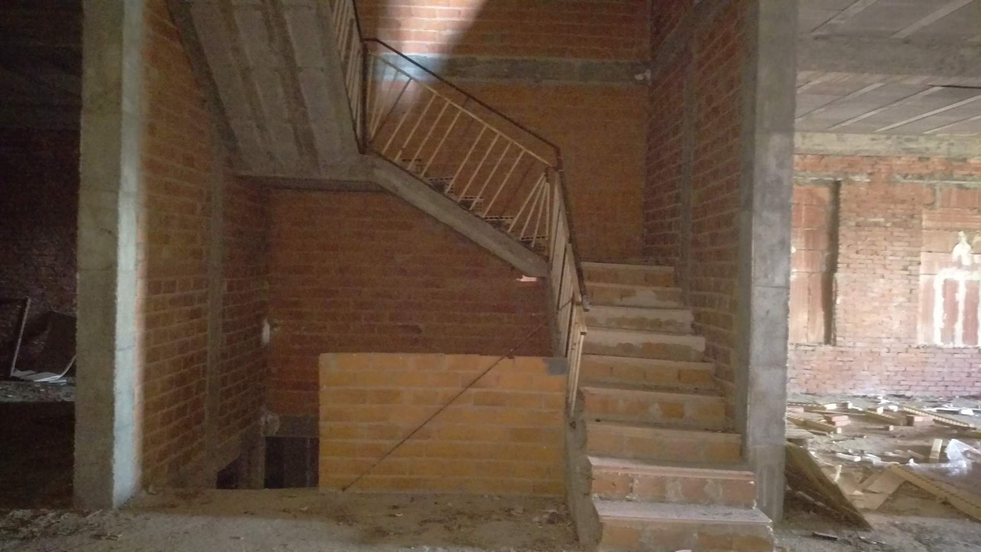 Alquila por horas Edificio de cuatro plantas con todos los espacios diáfanos