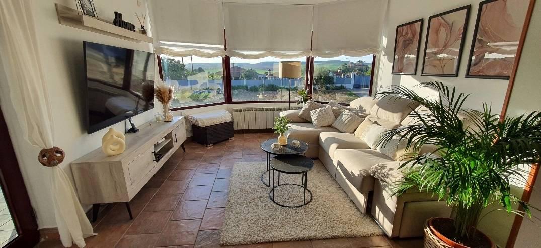 Alquila por horas Luminosa villa con piscina, amplio salón y zonas verdes
