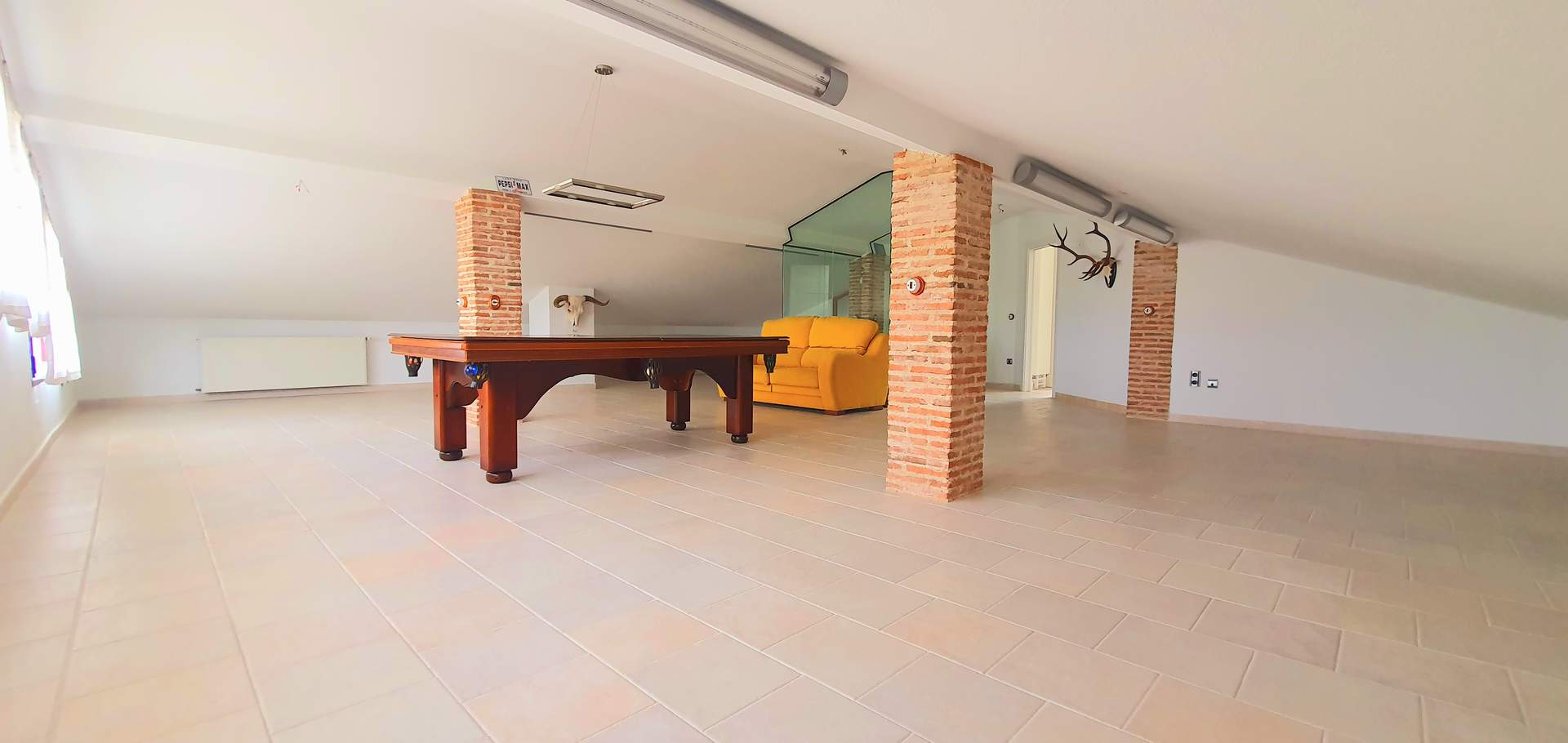 Alquila por horas Luminosa villa con piscina, amplio salón y zonas verdes