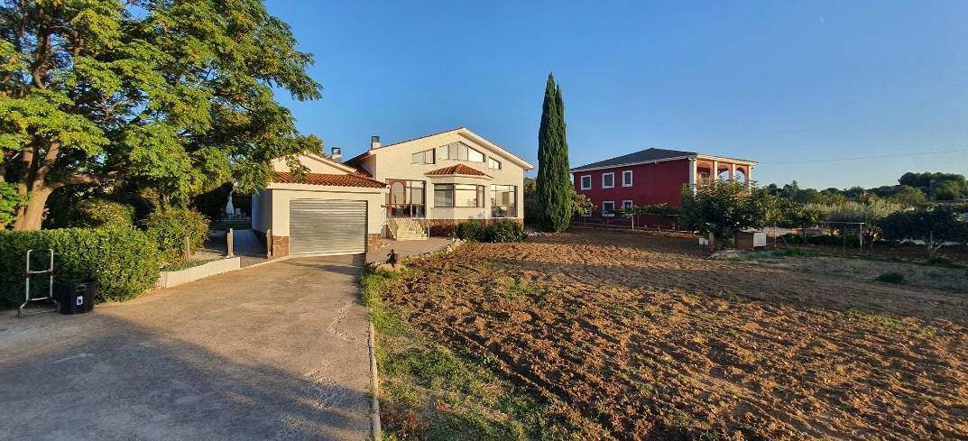 Alquila por horas Luminosa villa con piscina, amplio salón y zonas verdes