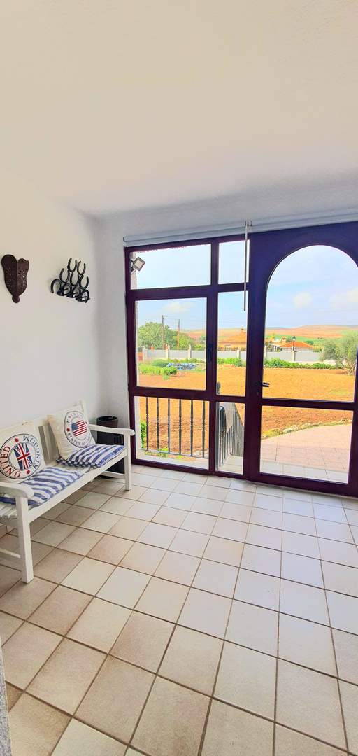 Alquila por horas Luminosa villa con piscina, amplio salón y zonas verdes