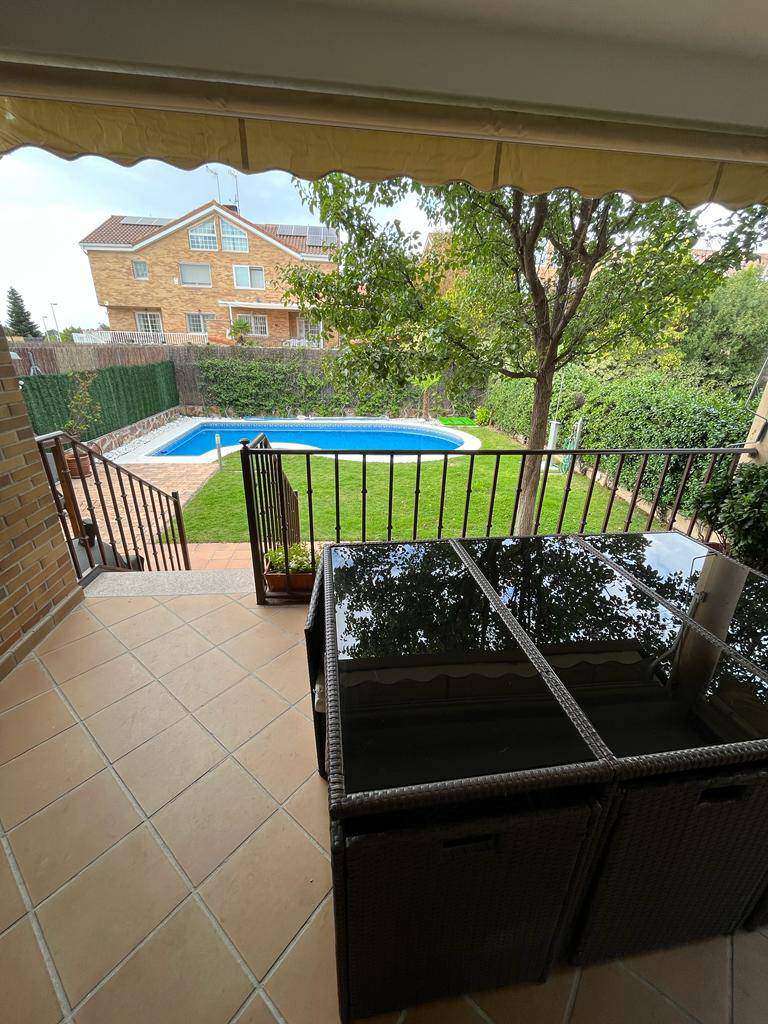 Alquila por horas Vivienda unifamiliar luminosa con jardín y piscina