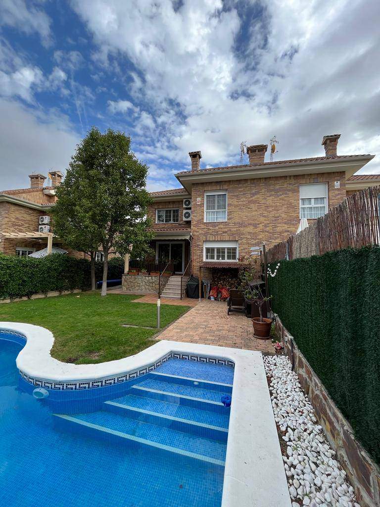 Alquila por horas Vivienda unifamiliar luminosa con jardín y piscina