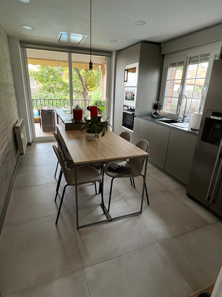 Alquila por horas Vivienda unifamiliar luminosa con jardín y piscina