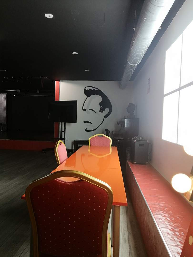Alquila por horas Sala teatral con bar y aula 