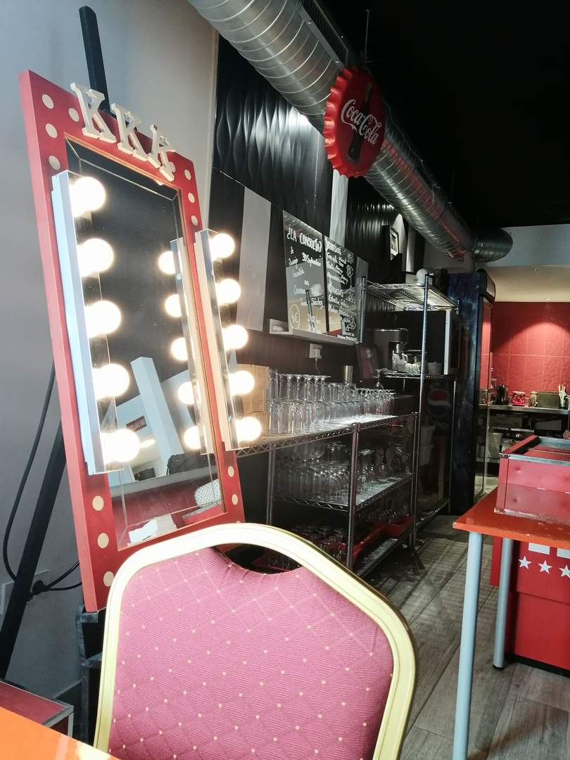 Alquila por horas Sala teatral con bar y aula 