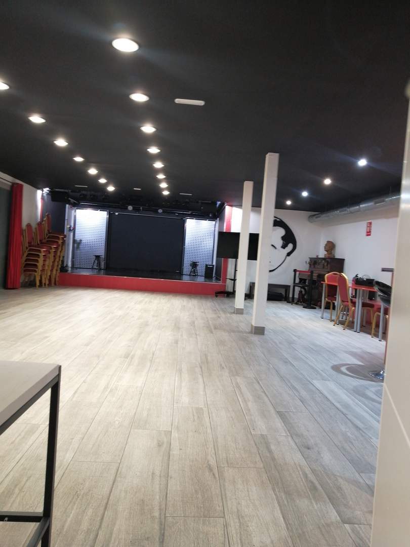 Alquila por horas Sala teatral con bar y aula 