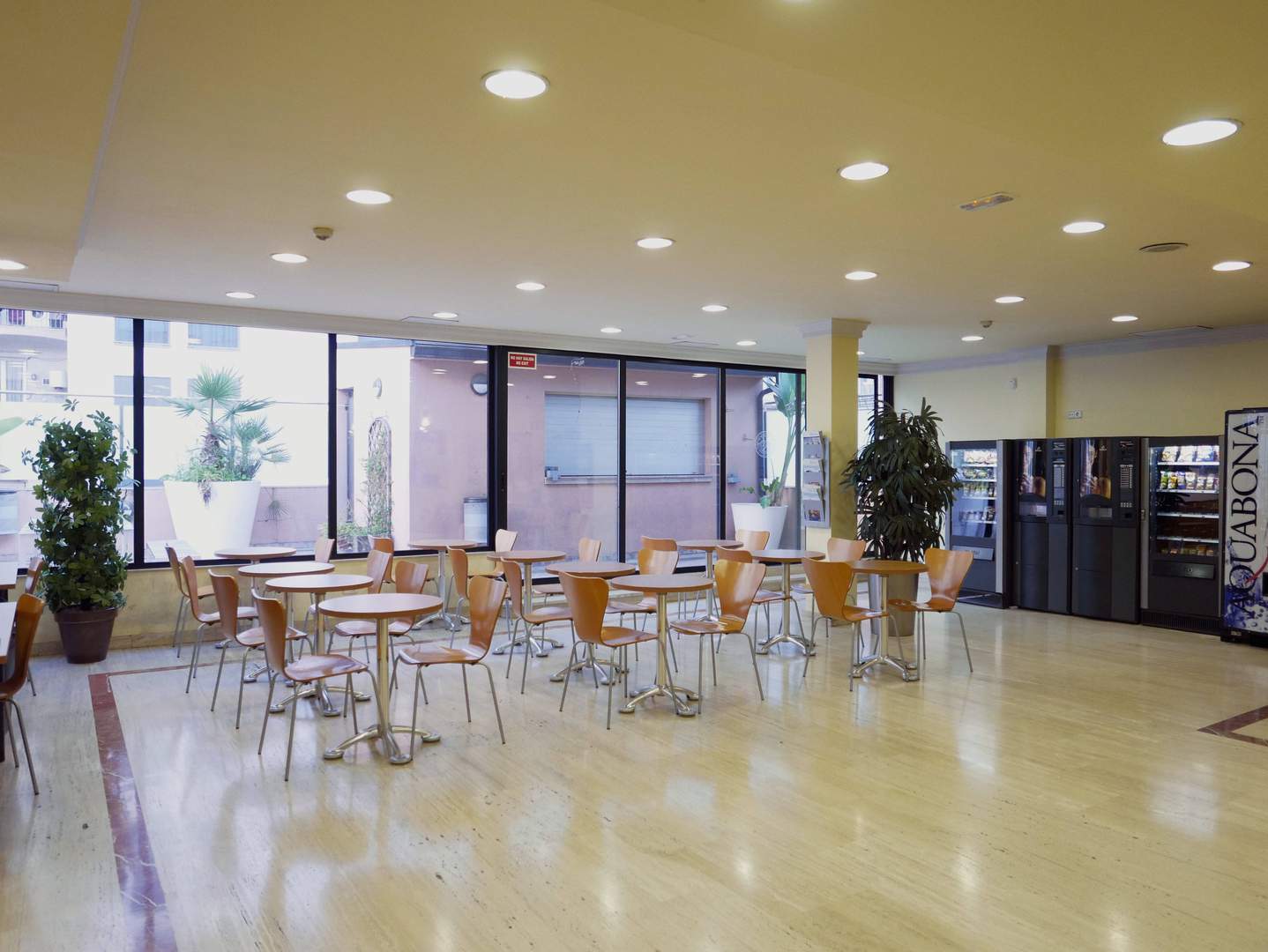 Alquila por horas Aulas,  oficinas y terrazas  en Escuela céntrica de Barcelona