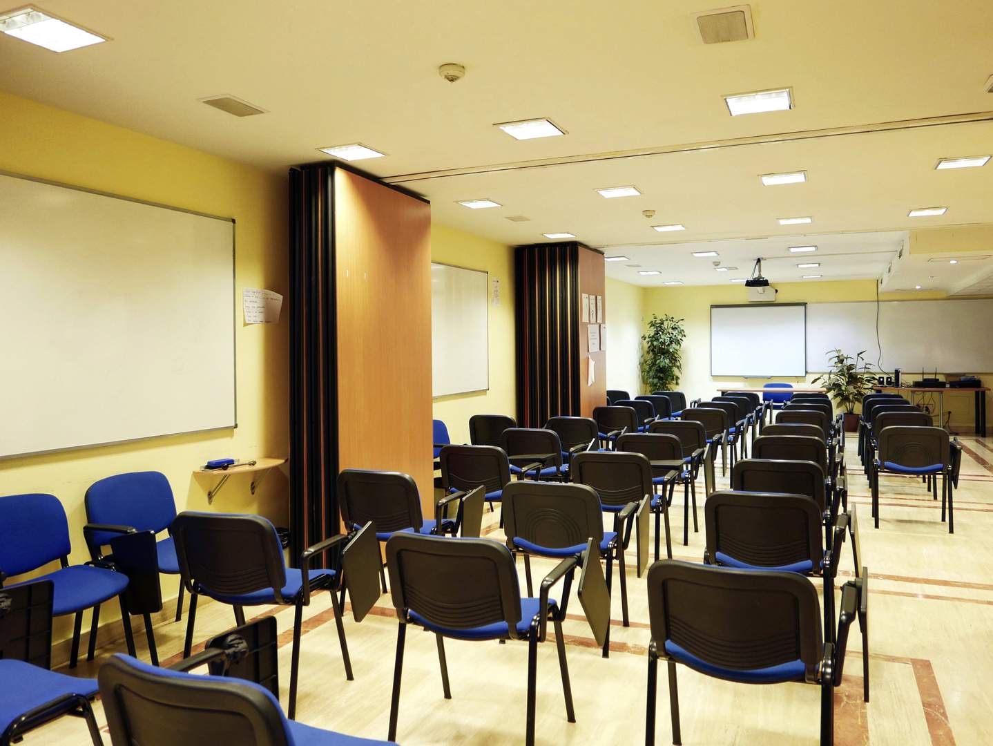 Alquila por horas Aulas,  oficinas y terrazas  en Escuela céntrica de Barcelona