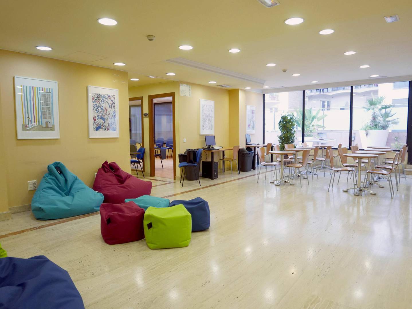 Alquila por horas Aulas,  oficinas y terrazas  en Escuela céntrica de Barcelona