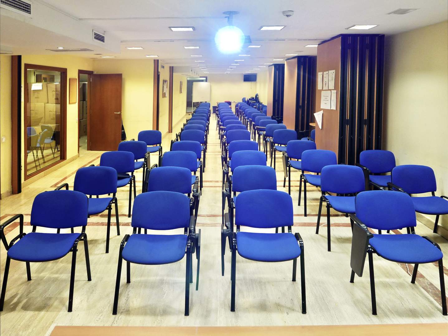 Alquila por horas Aulas,  oficinas y terrazas  en Escuela céntrica de Barcelona