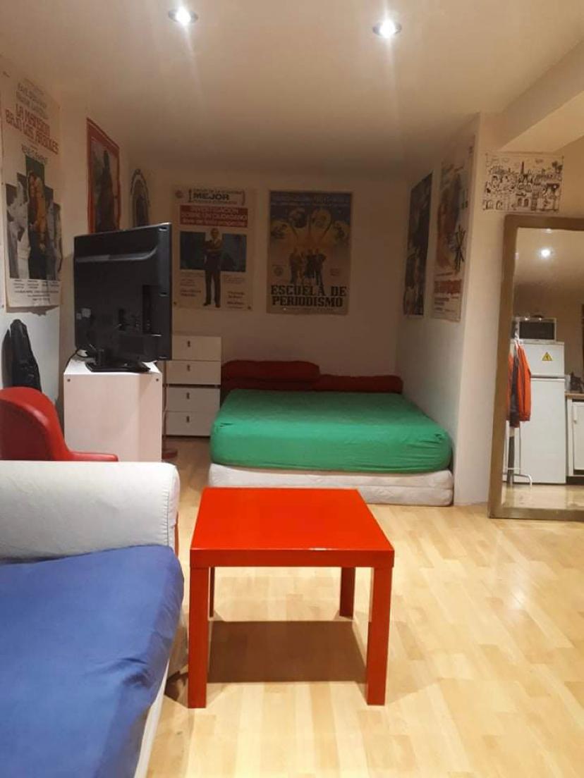 Alquila por horas Coqueto Club Soviético con vivienda secreta