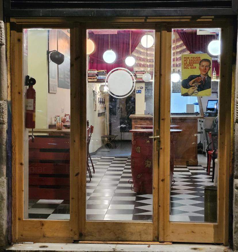 Alquila por horas Coqueto Club Soviético con vivienda secreta