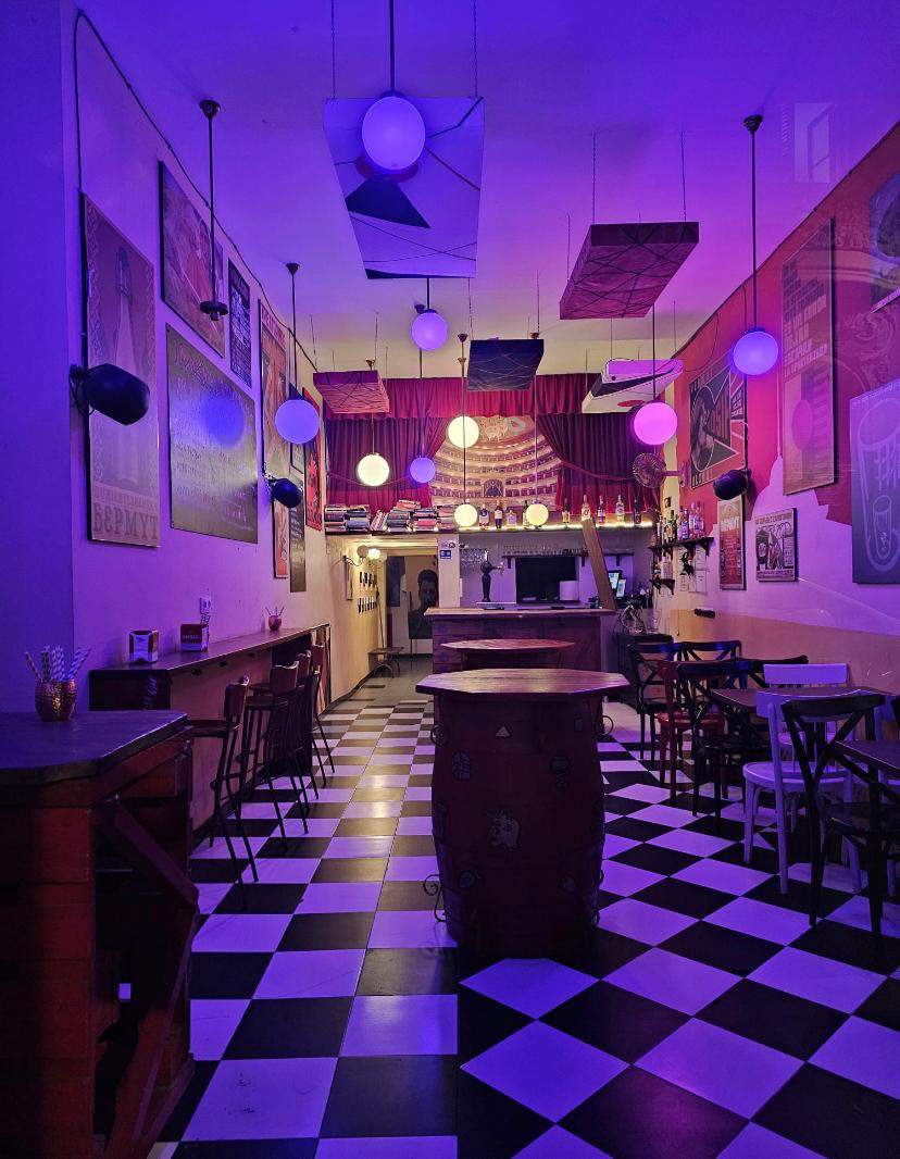 Alquila por horas Coqueto Club Soviético con vivienda secreta
