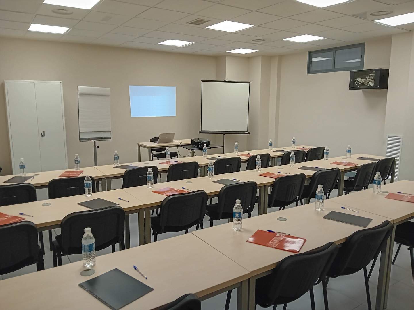 Alquila por horas Aula teórica blanca