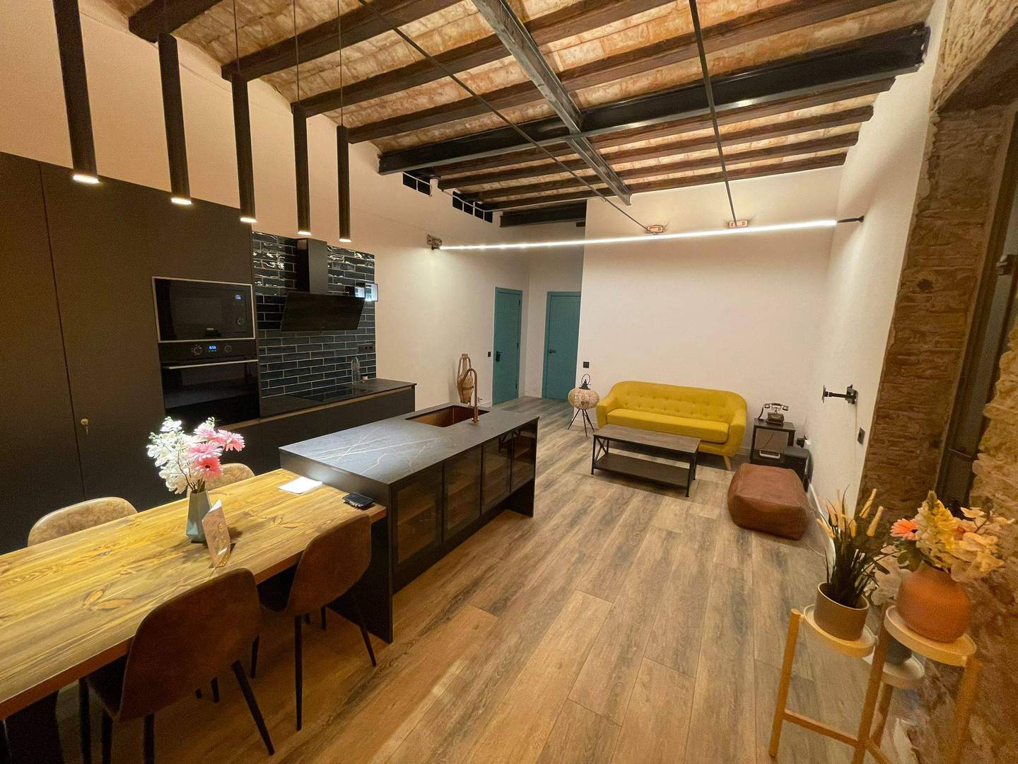 Alquila por horas Piso recién reformado, situado en pleno barrio gótico de Barcelona, con todas las comodidades.