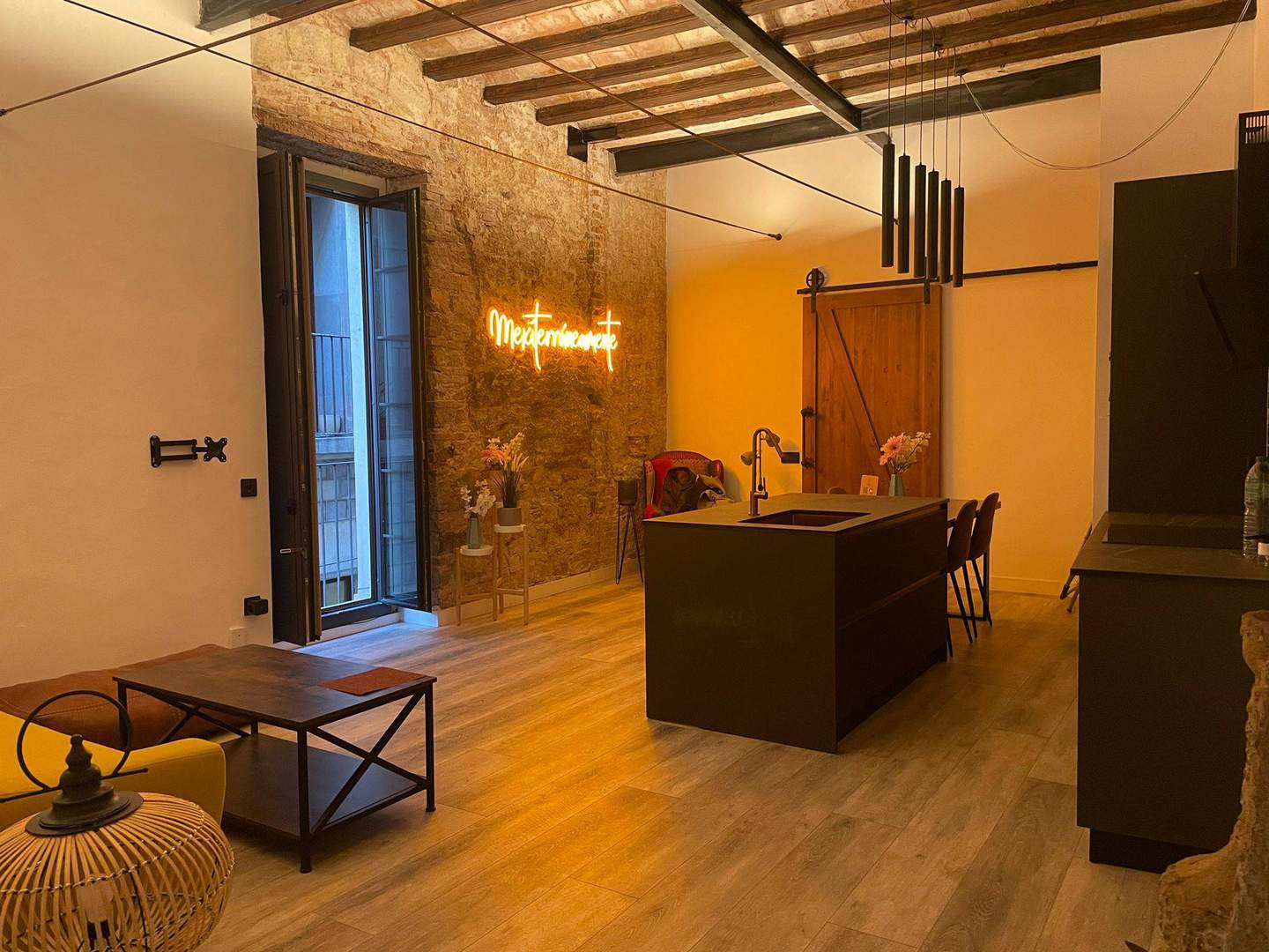 Alquila por horas Piso recién reformado, situado en pleno barrio gótico de Barcelona, con todas las comodidades.
